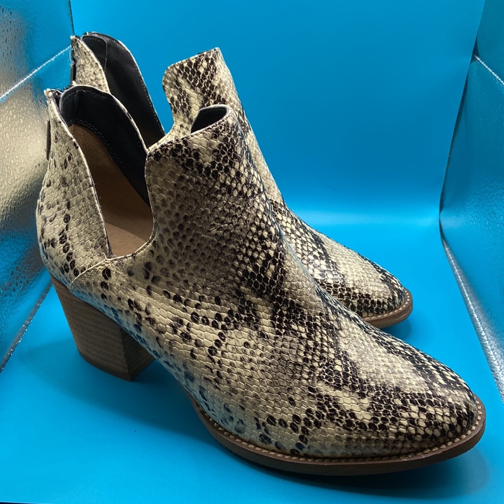 Women’s NWOB Blondo Women's Neda Waterproof Ankle Bootie, snakeskin print. Sz 9M - Picture 3 of 11